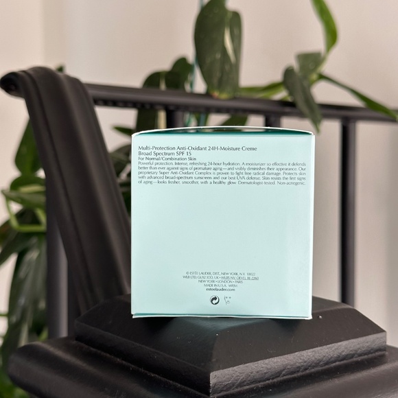 DayWear Moisturizer Multi-Protection Anti-Oxidant 24H‑Moisture Creme SPF 15 - Picture 4 of 6